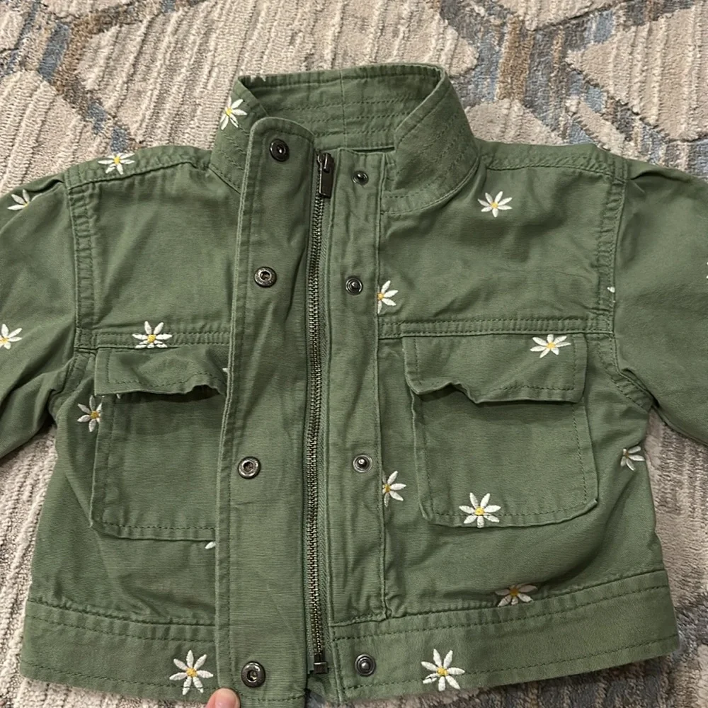 Baby gap • army green daisy embroidered jacket